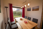 Essecke mit Blick in den Garten